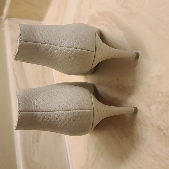 Express booties like new - Picture 3 of 8